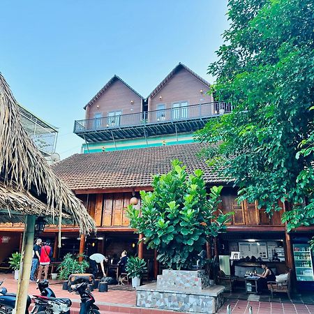 Odyssey Hostel, Tours & Motorbikes Rental Ha Giang Exteriör bild