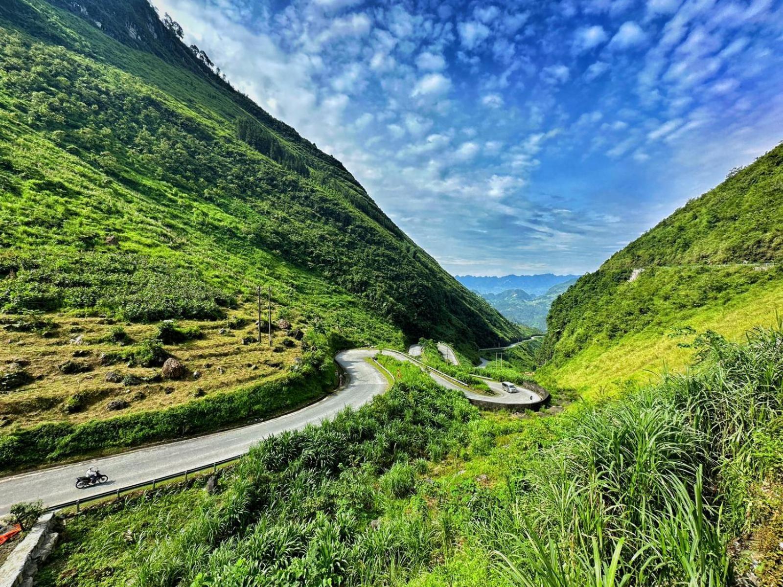 Odyssey Hostel, Tours & Motorbikes Rental Ha Giang Exteriör bild