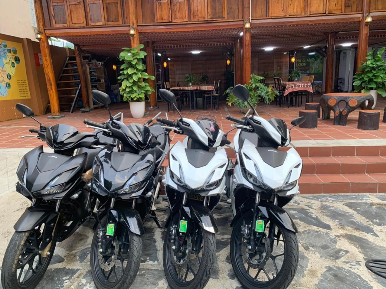 Odyssey Hostel, Tours & Motorbikes Rental Ha Giang Exteriör bild