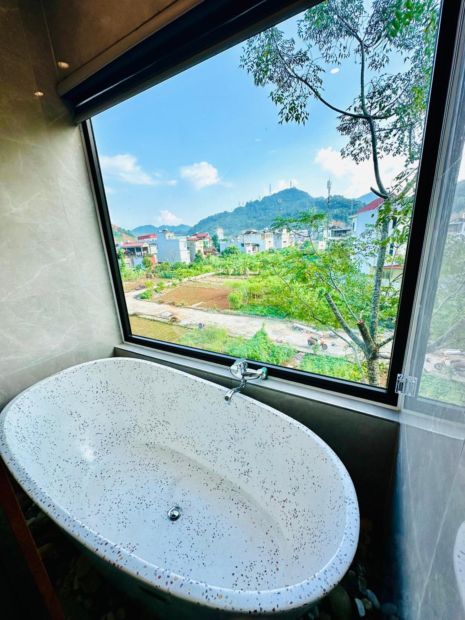 Odyssey Hostel, Tours & Motorbikes Rental Ha Giang Exteriör bild
